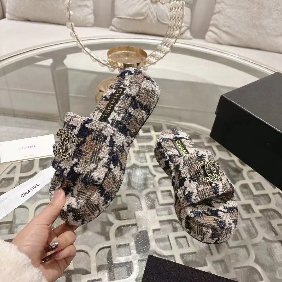 👟👟Ex-factory price 480👟👟 🎉Chanel Chanel 2025 Xiaoxiang C family thick-soled sandals series official website synchronization, classic and elegant, casual wear 🌹🌹🌹🌹Original logo ~ Made of imported sheepskin and C family custom fabrics, a variety of colors for the goddess to choose! ❤️❤️❤️❤️ Code number: 36~40 (35.41.42 customized, non-returnable) Color: 5 colors;
